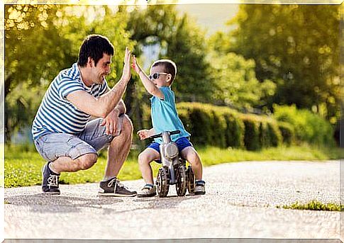 Niño-chocando-la-mano-con-su-padre