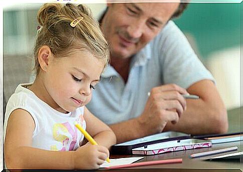 Niña-dibujando-con-su-padre