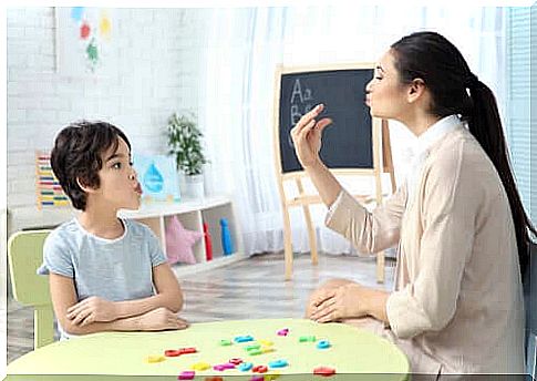 An orthoponist talking to a child