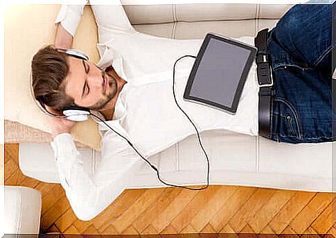 Man listening to music during confinement