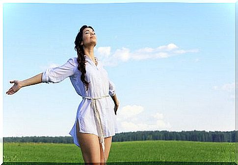 Woman-open-arms-in-a-field